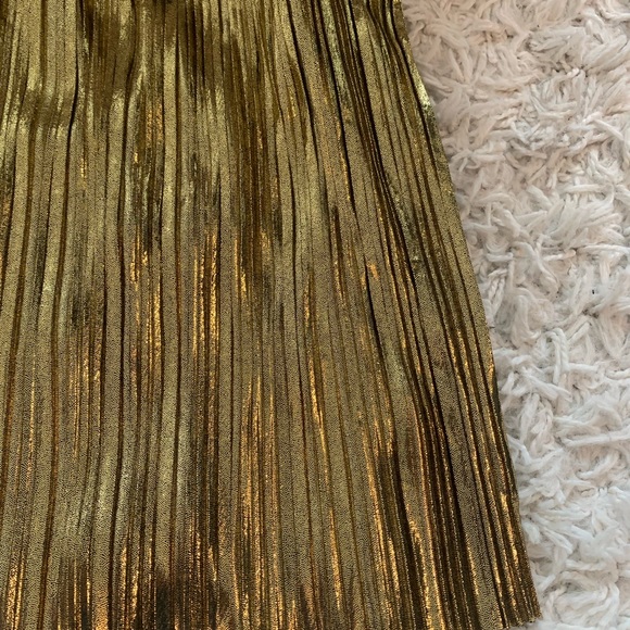 Gold pleated mini skirt. - Picture 1 of 4